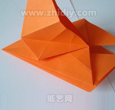 可以看到折紙的細節(jié)進行雕琢