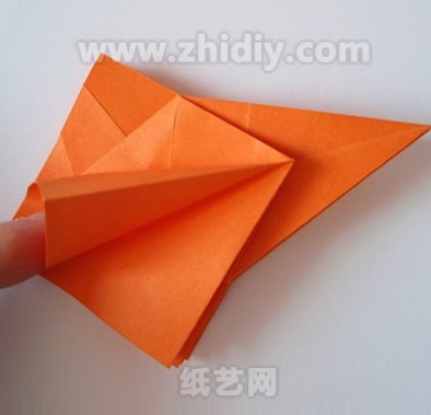 手工折紙菊花圖解教程制作過程中的第二十一步