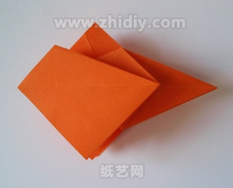 方形折紙的一個角已經(jīng)開始變化了